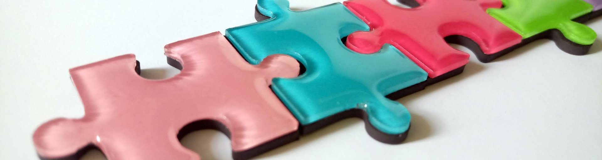 Vijf gekleurde puzzelstukjes in elkaar