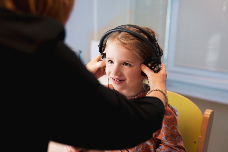Kind krijgt koptelefoon op voor gehooronderzoek