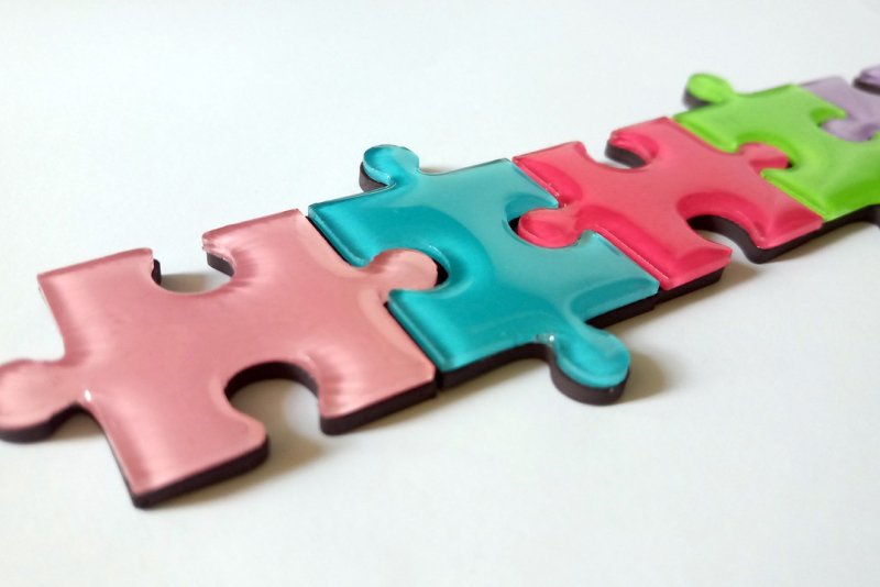 Vijf gekleurde puzzelstukjes in elkaar