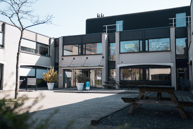 grijs met zwart kantoorgebouw twee hoog
