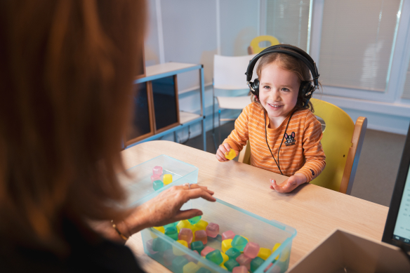 Audioloog doet gehooronderzoek bij jong meisje