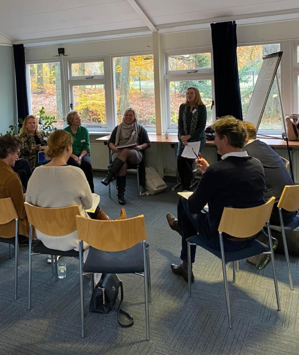 Mensen in een kring praten tijdens een bijeenkomst over een onderwerp